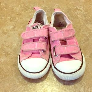Little girl converse Velcro